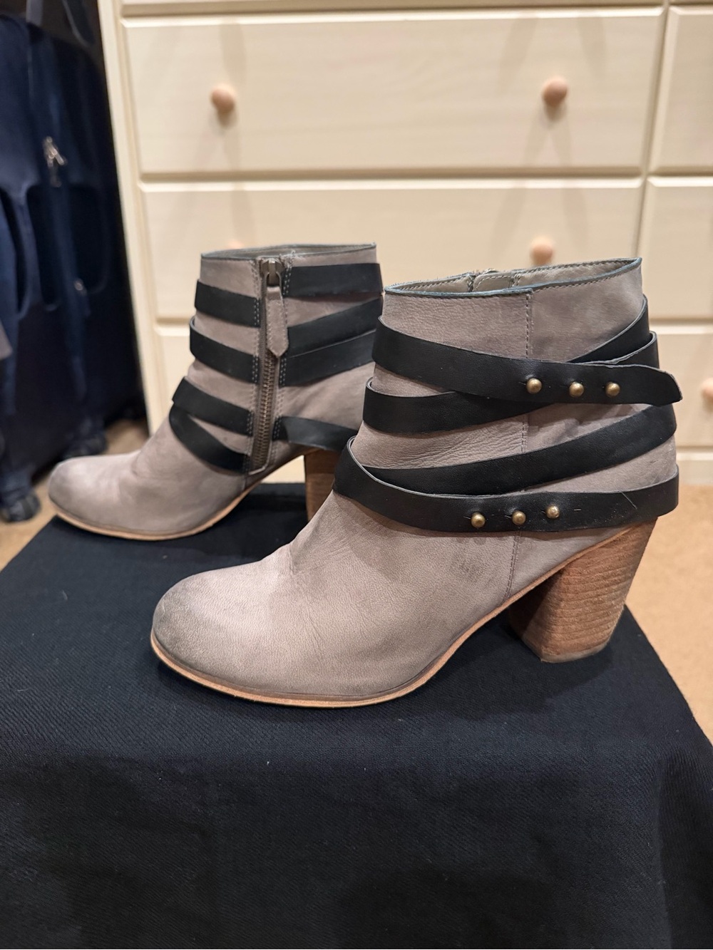 BP. Nordstrom Train Lea Slate Black Leather Wrap Strap Booties Size 7